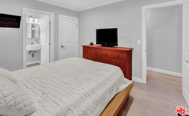 1946 W 39th Street, Los Angeles CA: https://media.crmls.org/mediaz/3b86bd7e-c1db-4107-86e8-53c848893c64.jpg
