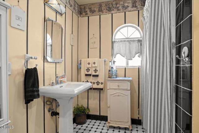247 Douglas Avenue, Oxnard CA: https://media.crmls.org/mediaz/3b87d0fe-ba06-40d6-b937-97e4a8023e58.jpg