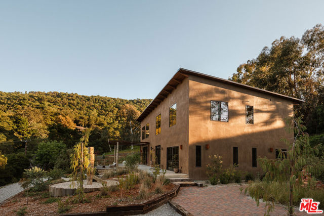 225 Powderhorn Ranch Road, Topanga CA: https://media.crmls.org/mediaz/3b886d4f-0b40-4ed6-91df-5d65dcc9f613.jpg