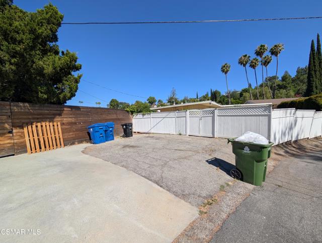 22319 Macfarlane Drive, Woodland Hills CA: https://media.crmls.org/mediaz/3b8930e1-4971-42e8-bcdf-ccfb2a9930ce.jpg