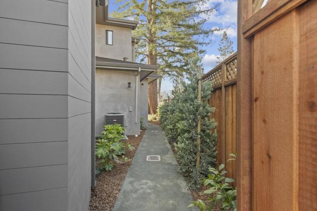 1303 American Way, Menlo Park CA: https://media.crmls.org/mediaz/3b89daee-2a24-4f7e-8b2f-2670010852f6.jpg
