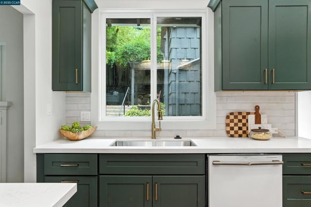 5020 Golden Gate Ave, Oakland CA: https://media.crmls.org/mediaz/3b8a6dc8-61b2-47d6-8867-cd01532be154.jpg