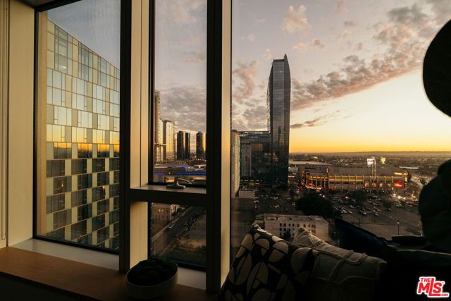 889 Francisco Street, Los Angeles CA: https://media.crmls.org/mediaz/3b8b090c-9441-422a-88d2-9083f0535114.jpg