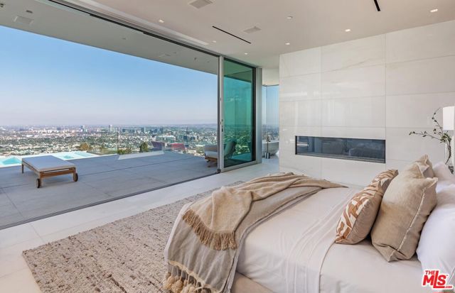 9150 Oriole Way, Los Angeles CA: https://media.crmls.org/mediaz/3b8b4919-0e92-4d4f-96f3-2c161eda12b0.jpg