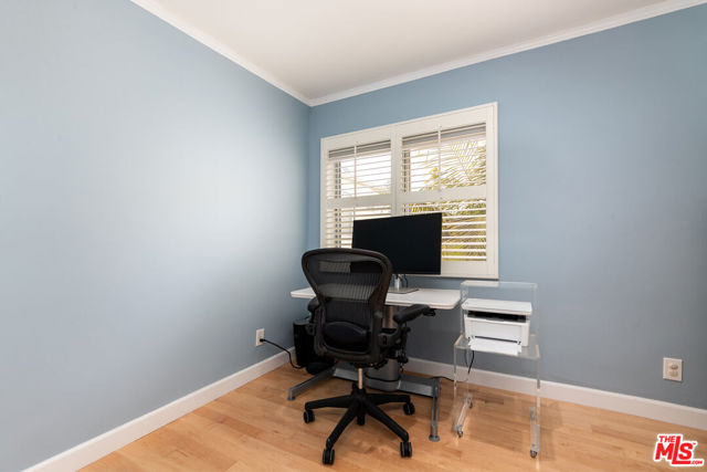 933 17th Street, Santa Monica CA: https://media.crmls.org/mediaz/3b8c7c32-c9bb-4edd-9d35-60b058b540aa.jpg