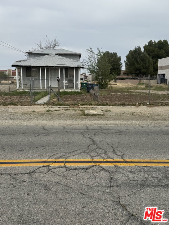 38652 9th Street, Palmdale CA: https://media.crmls.org/mediaz/3b8d0ebd-872d-454e-8baa-a9b0a91d7882.jpg