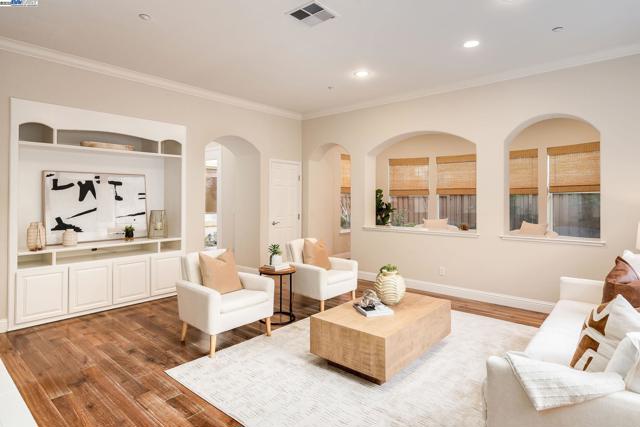 10828 Inspiration Cir, Dublin CA: https://media.crmls.org/mediaz/3b8dea49-c8dc-41a5-a398-b2a91f5f71c3.jpg