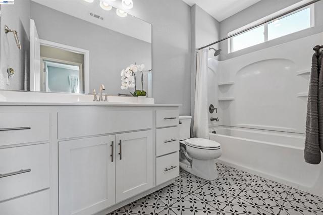 1589 Friendly St, Manteca CA: https://media.crmls.org/mediaz/3b8e85bf-7c25-416b-9edf-07ec600cc010.jpg