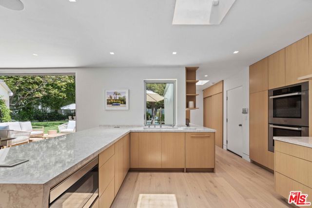 9451 Hidden Valley Place, Beverly Hills CA: https://media.crmls.org/mediaz/3b8e9795-7860-4b68-9497-983b5018ab7f.jpg