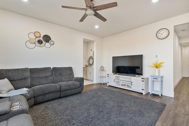 7221 Diamond Avenue, Tracy CA: https://media.crmls.org/mediaz/3b8ea363-b005-44ba-ac6e-639abfaf4a2c.jpg