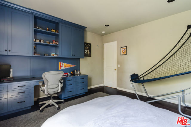 5425 Encino Avenue, Encino CA: https://media.crmls.org/mediaz/3b8eb2d5-f3e2-4574-8449-1c20cd231d91.jpg