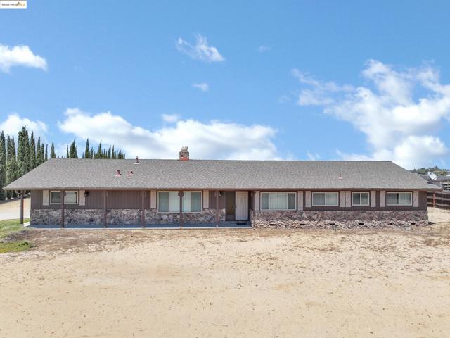 918 Carpenter Rd, Oakley CA: https://media.crmls.org/mediaz/3b8fd1a0-4ac8-42e5-98a4-6d9778e8861c.jpg