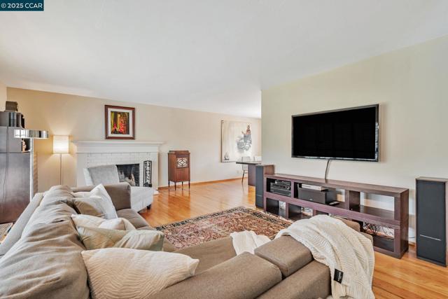 92 Gaywood Pl, Moraga CA: https://media.crmls.org/mediaz/3b90cb33-37a7-473f-921c-ee656b186ad7.jpg