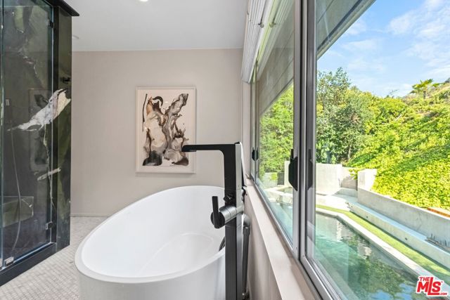 7712 Chandelle Place, Los Angeles CA: https://media.crmls.org/mediaz/3b917369-3960-4e32-9fc9-6434a29e05e3.jpg