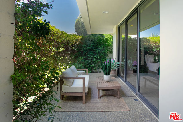 6 Exeter Court, Rancho Mirage CA: https://media.crmls.org/mediaz/3b921779-e4b1-4906-b4e2-06966280cf0b.jpg