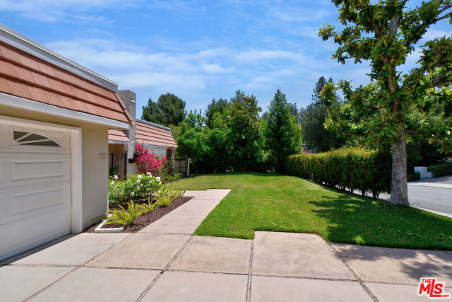 23637 Park Belmonte, Calabasas CA: https://media.crmls.org/mediaz/3b925f23-fd49-462f-aa2f-d85a6c475fdb.jpg