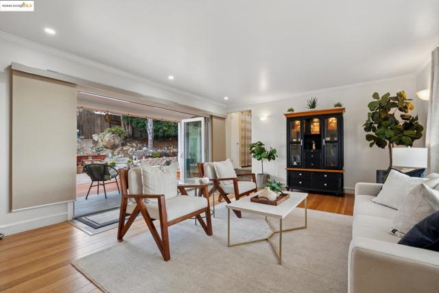 1034 Navellier St, El Cerrito CA: https://media.crmls.org/mediaz/3b929d70-4a55-42ce-a85a-1477fbda7373.jpg