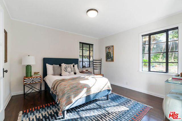 3827 Carnavon Way, Los Angeles CA: https://media.crmls.org/mediaz/3b9357a8-d702-4750-b1b5-d6aadc966b58.jpg