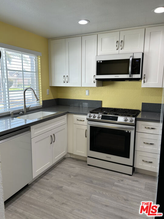 14179 Long View Drive, Fontana CA: https://media.crmls.org/mediaz/3b9377ae-be1c-498f-a753-77f19ea7566e.jpg