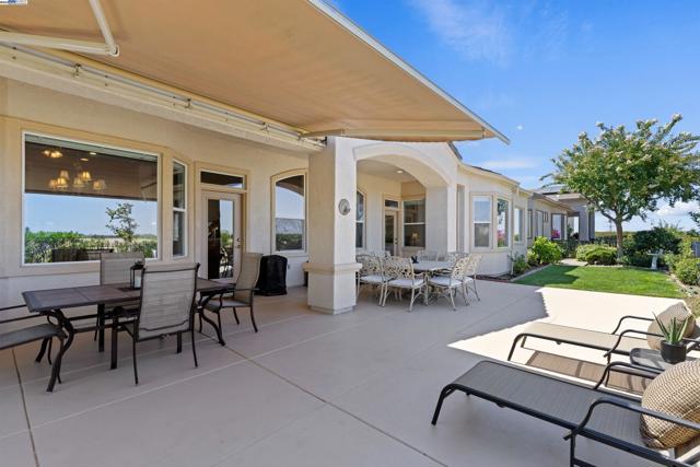 1505 Bismarck Ln, Brentwood CA: https://media.crmls.org/mediaz/3b93f4a9-d2c9-4eae-b7f3-29a938153e05.jpg