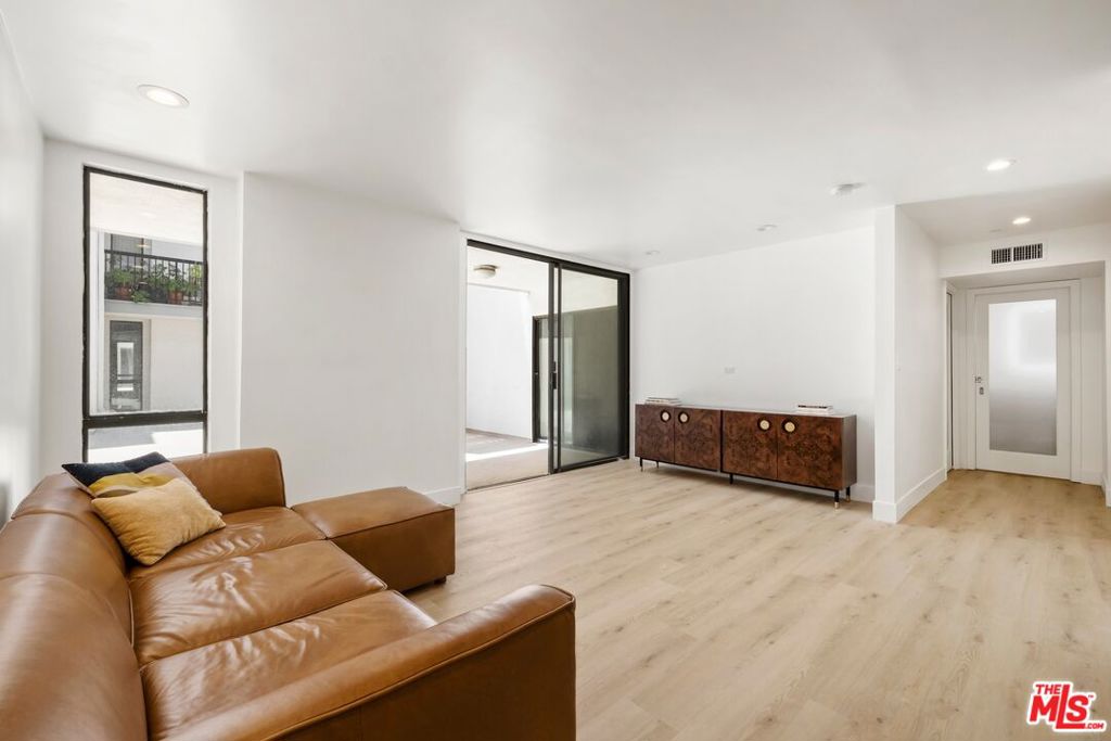 906 N Doheny Drive #304