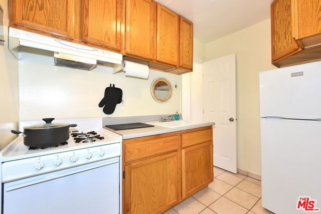 16 Clubhouse Avenue, Venice CA: https://media.crmls.org/mediaz/3b955d16-69f4-4c54-b81c-1d9583a08c07.jpg