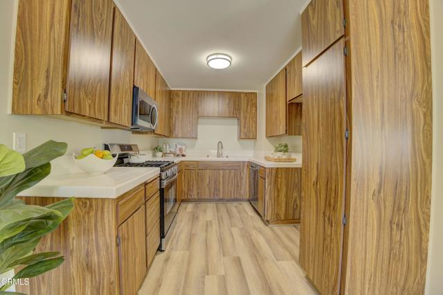 644 Orwell Lane, Ventura CA: https://media.crmls.org/mediaz/3b97fd36-b122-4be9-a661-92ccb53b5f5f.jpg