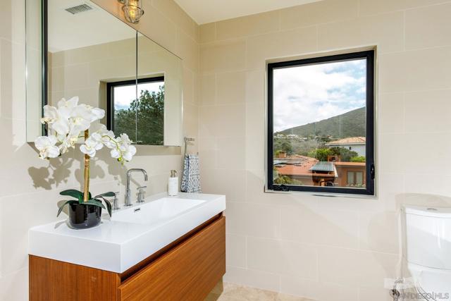 2641 Costebelle Dr, La Jolla CA: https://media.crmls.org/mediaz/3b99347f-2eab-4c9c-a110-53b243629a9b.jpg