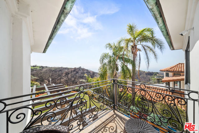 1821 Chastain, Pacific Palisades CA: https://media.crmls.org/mediaz/3b997a34-92b0-4839-b4df-903224707fc7.jpg