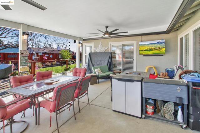 3050 Browning Ct, Brentwood CA: https://media.crmls.org/mediaz/3b9abdbc-2e93-402a-b101-cf404d2a65bb.jpg