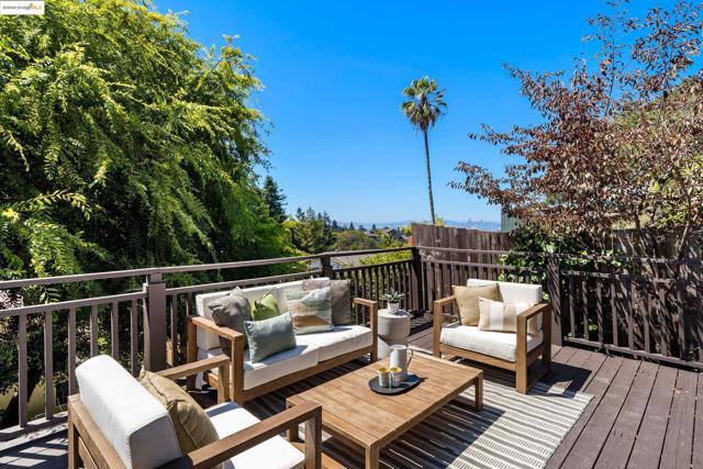 6314 Broadway Ter, Oakland CA: https://media.crmls.org/mediaz/3b9af6ce-34f8-457e-9f66-2d9357790905.jpg