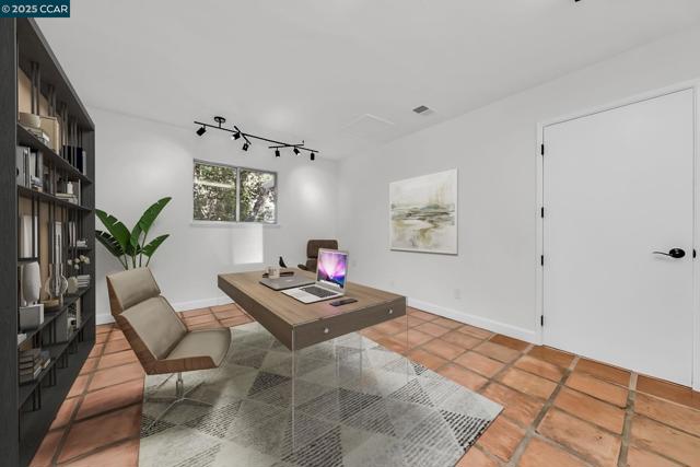 205 Castle Hill Ranch Rd, Walnut Creek CA: https://media.crmls.org/mediaz/3b9c134f-34ae-46d3-a233-d70aef1ea75d.jpg