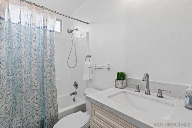 817 Avenida Codorniz, San Marcos CA: https://media.crmls.org/mediaz/3b9c9321-7900-422f-aa8c-f2d76feb78ae.jpg