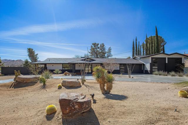 7458 Cardillo Trail, Yucca Valley CA: https://media.crmls.org/mediaz/3b9ca326-df45-4e68-bc88-e4e4f9316ffb.jpg