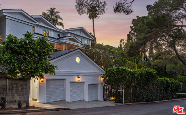 365 Norcroft Avenue, Los Angeles CA: https://media.crmls.org/mediaz/3b9ce225-4cce-4f87-88f2-5531ce1a3000.jpg