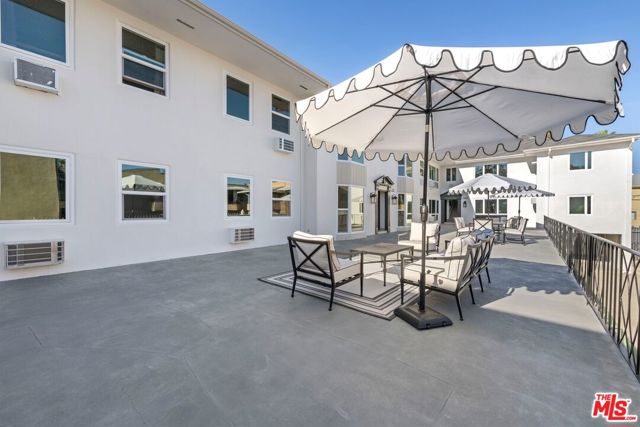 1250 N Crescent Heights Boulevard, West Hollywood CA: https://media.crmls.org/mediaz/3b9e4727-f92d-4f0f-b6a5-48703bb0a067.jpg