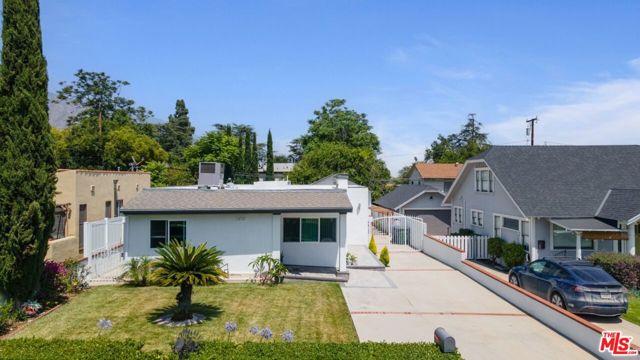 1430 N Dominion Avenue, Pasadena CA: https://media.crmls.org/mediaz/3b9ea690-2055-4ce8-9736-46d239c785a0.jpg
