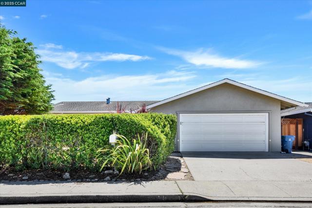 423 Casa Del Mar Dr, Half Moon Bay CA: https://media.crmls.org/mediaz/3b9f2e80-6e7c-458c-805f-0b2b7a621c3c.jpg