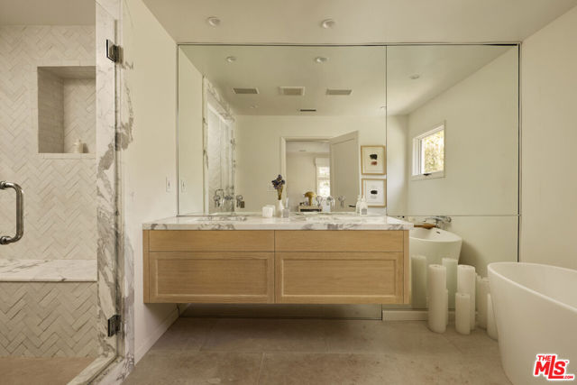 10660 Somma Way, Los Angeles CA: https://media.crmls.org/mediaz/3b9fe4a4-72fb-4b4b-a819-b1b688b8f3b4.jpg
