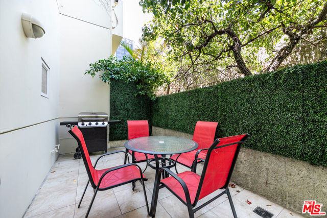 1020 Hilldale Avenue, West Hollywood CA: https://media.crmls.org/mediaz/3ba002e4-4251-479c-9c45-94c843f22d23.jpg