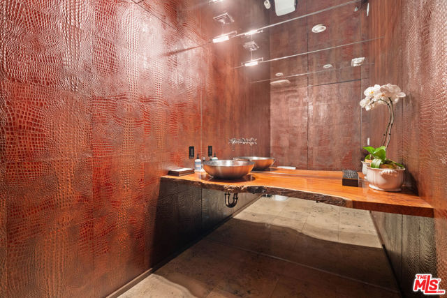 2207 Bowmont Drive, Beverly Hills CA: https://media.crmls.org/mediaz/3ba08a3c-a078-4d95-946a-b2968ebf3591.jpg