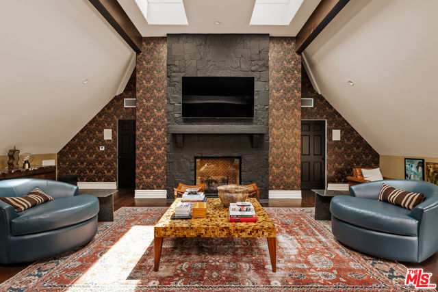 3901 Longridge Avenue, Sherman Oaks CA: https://media.crmls.org/mediaz/3ba0fbd7-7373-4050-b021-ee35210caf42.jpg