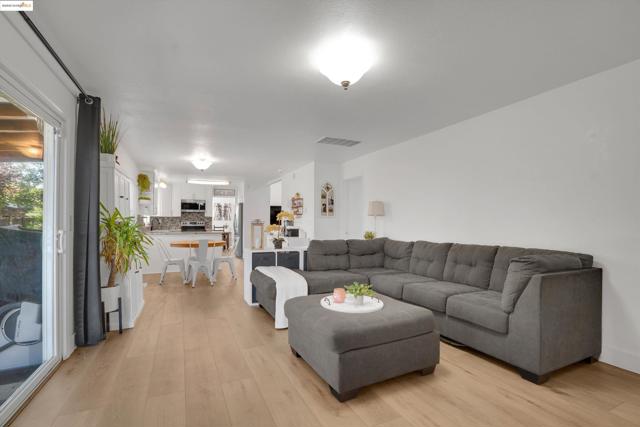 235 Pecan Pl, Brentwood CA: https://media.crmls.org/mediaz/3ba1c8ab-2b7c-4d6a-a69e-3d2e7cc1d97a.jpg