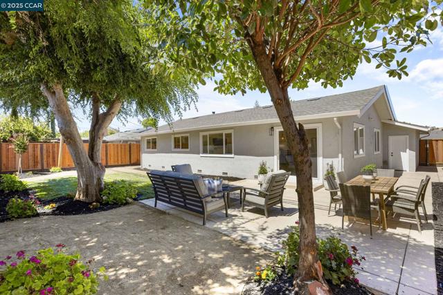 4650 Regina Ln, Concord CA: https://media.crmls.org/mediaz/3ba250ec-2439-4122-af37-762f987e38d3.jpg