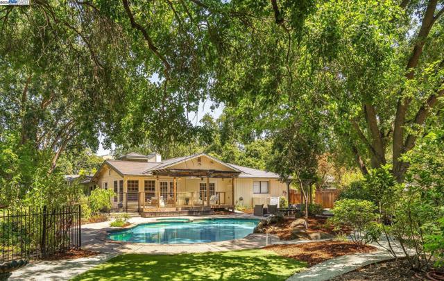 20 Donna Ln, Danville CA: https://media.crmls.org/mediaz/3ba2a317-7027-4f38-be6c-0cbe1cfe6ad6.jpg