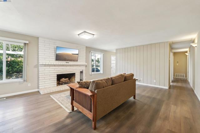 4807 Live Oak Ave, Oakley CA: https://media.crmls.org/mediaz/3ba32b7e-f69e-4db4-b71d-eace29197bbd.jpg