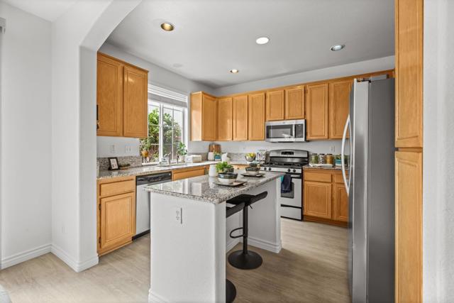 Detail Gallery Image 5 of 16 For 2935 Cliff Cir, Carlsbad,  CA 92010 - 4 Beds | 2/1 Baths