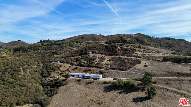 11077 Pacific View Drive, Malibu CA: https://media.crmls.org/mediaz/3ba37ec3-be57-42b7-962e-2e0abb7c6970.jpg