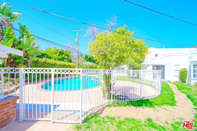 525 N Rexford Drive, Beverly Hills CA: https://media.crmls.org/mediaz/3ba3a75f-12b6-4495-9637-c65b3e475ef1.jpg