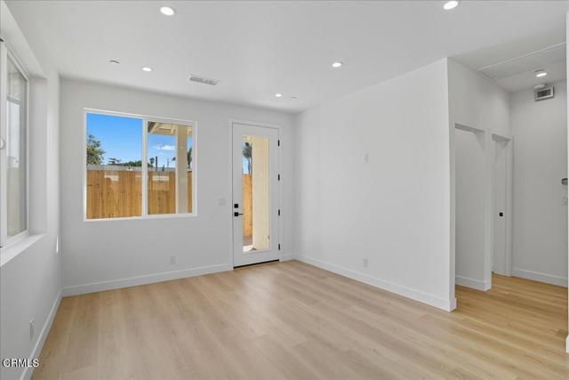 Detail Gallery Image 4 of 14 For 1905 Ocean Ave, Ventura,  CA 93001 - 2 Beds | 2 Baths